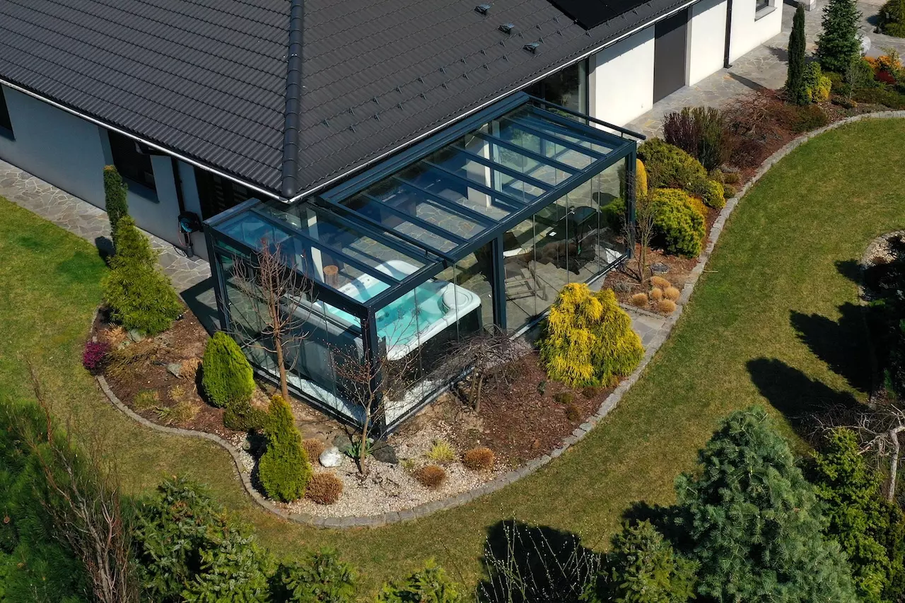 ogród zimowy - bezpieczne szkło, ogród zimowy z jacuzzi, komfortowa przestrzeń ogrodu zimowego