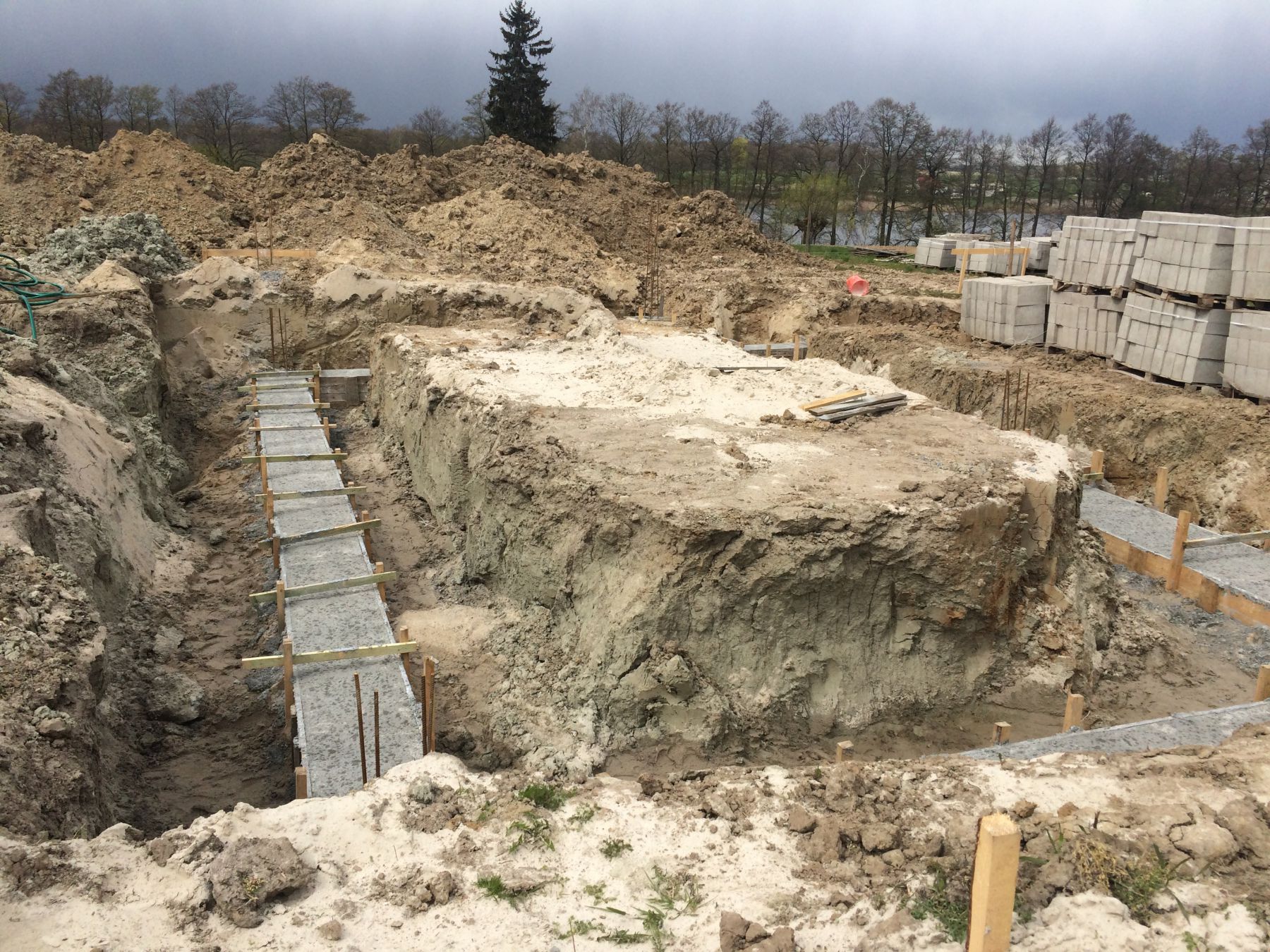 Zdjęcie do wpisu: Chudziaki c.d., zbrojenia i ławy