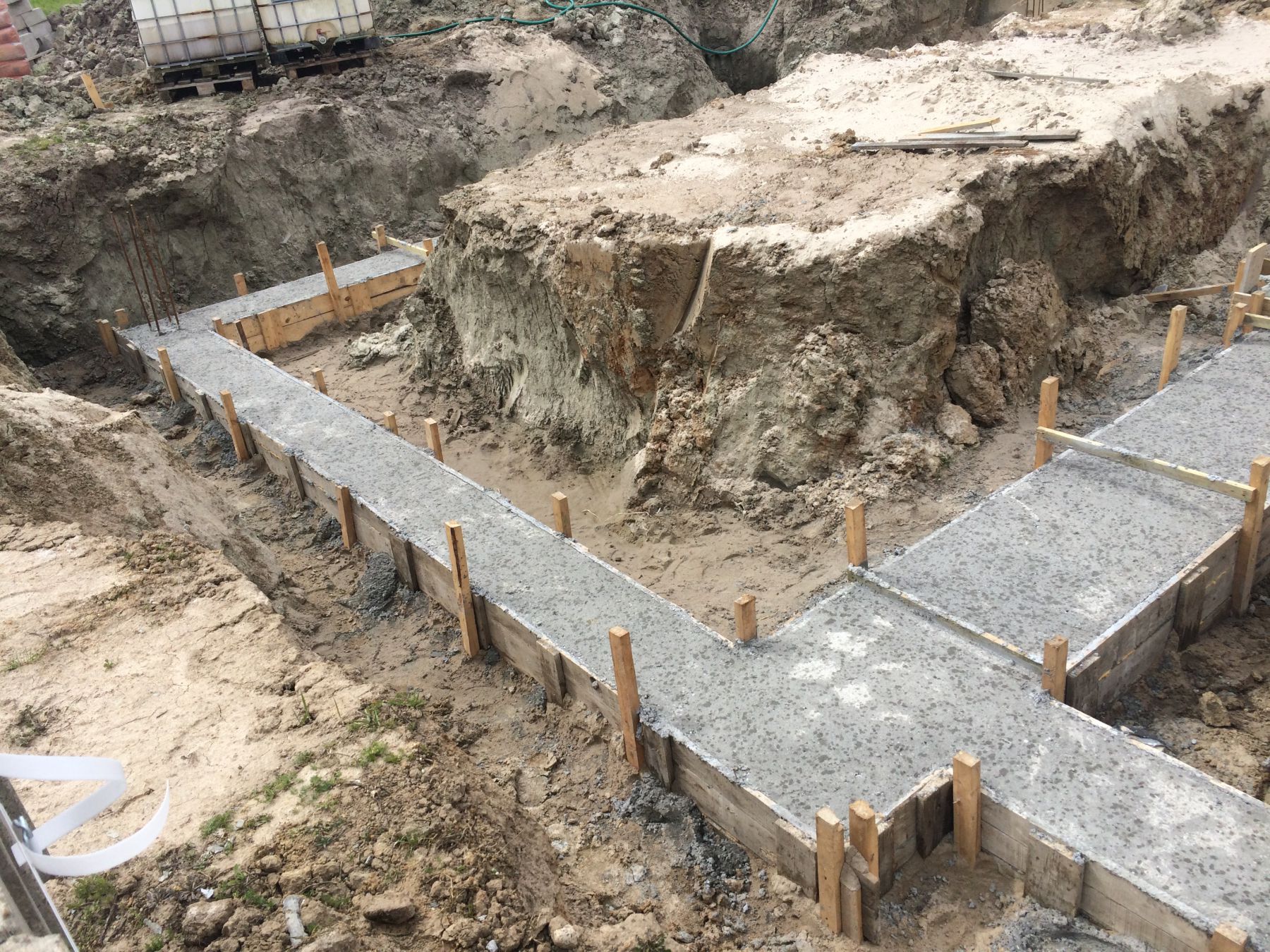 Zdjęcie do wpisu: Chudziaki c.d., zbrojenia i ławy