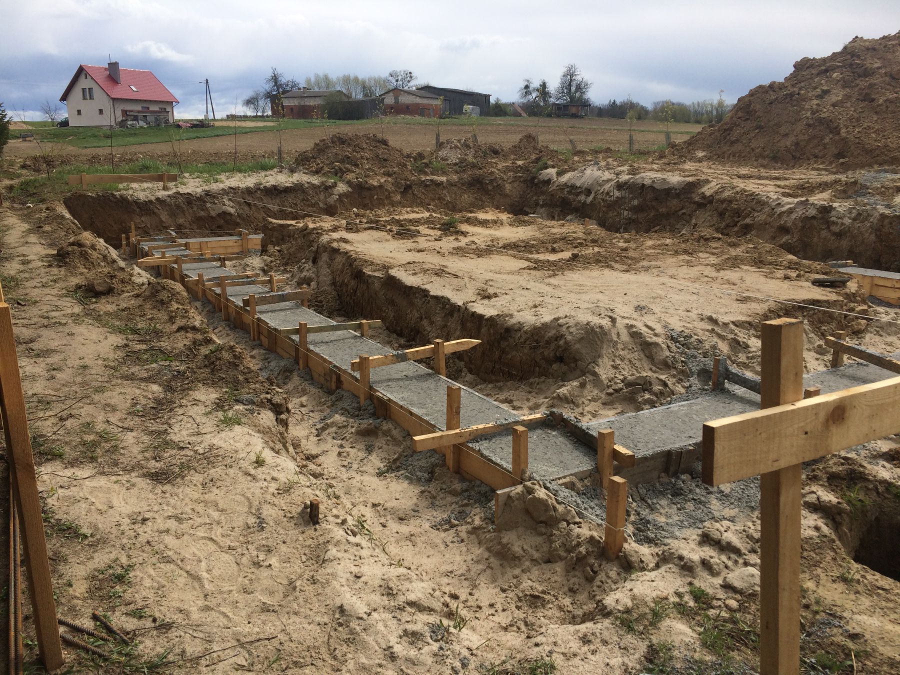 Zdjęcie do wpisu: Chudziaki c.d., zbrojenia i ławy