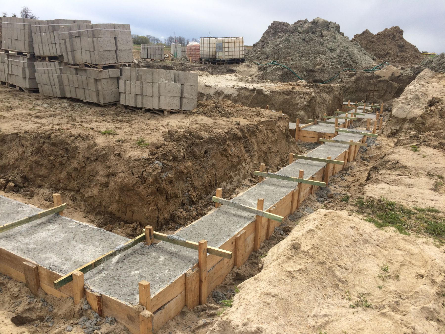 Zdjęcie do wpisu: Chudziaki c.d., zbrojenia i ławy