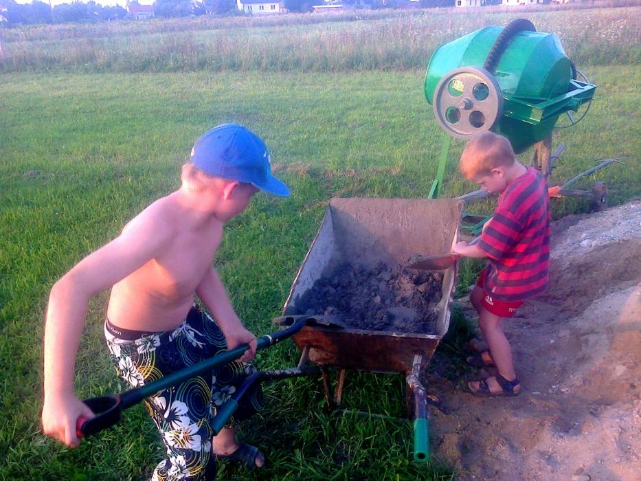 Zdjęcie do wpisu: Ruszyły prace przy ogrodzeniu