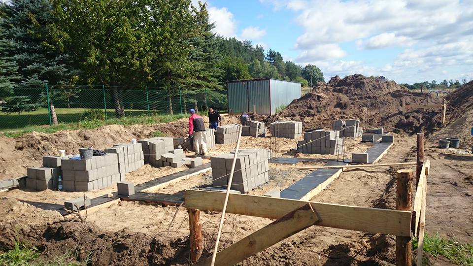 Poczatek murowania scian fundamentowych