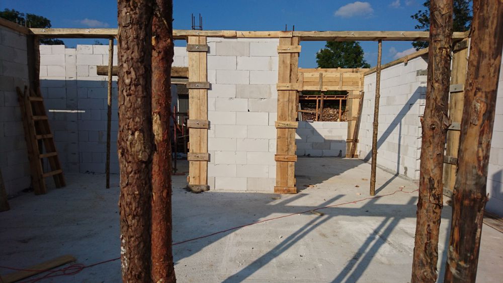 widok z salonu na kuchnię i wejście