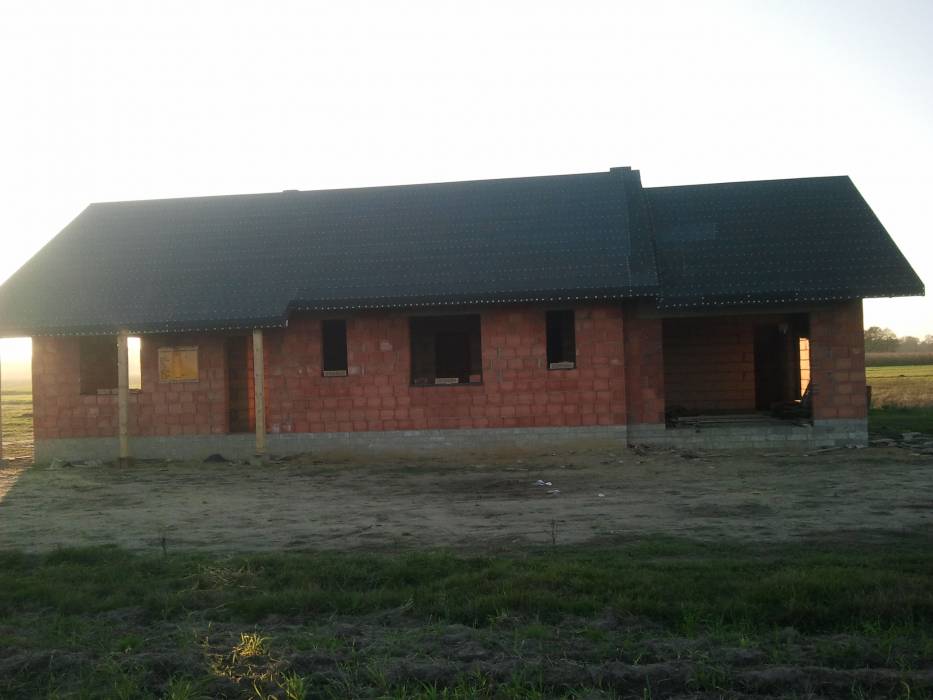 Dom z przodu, zmieniliśmy daszek nad wejściem:)