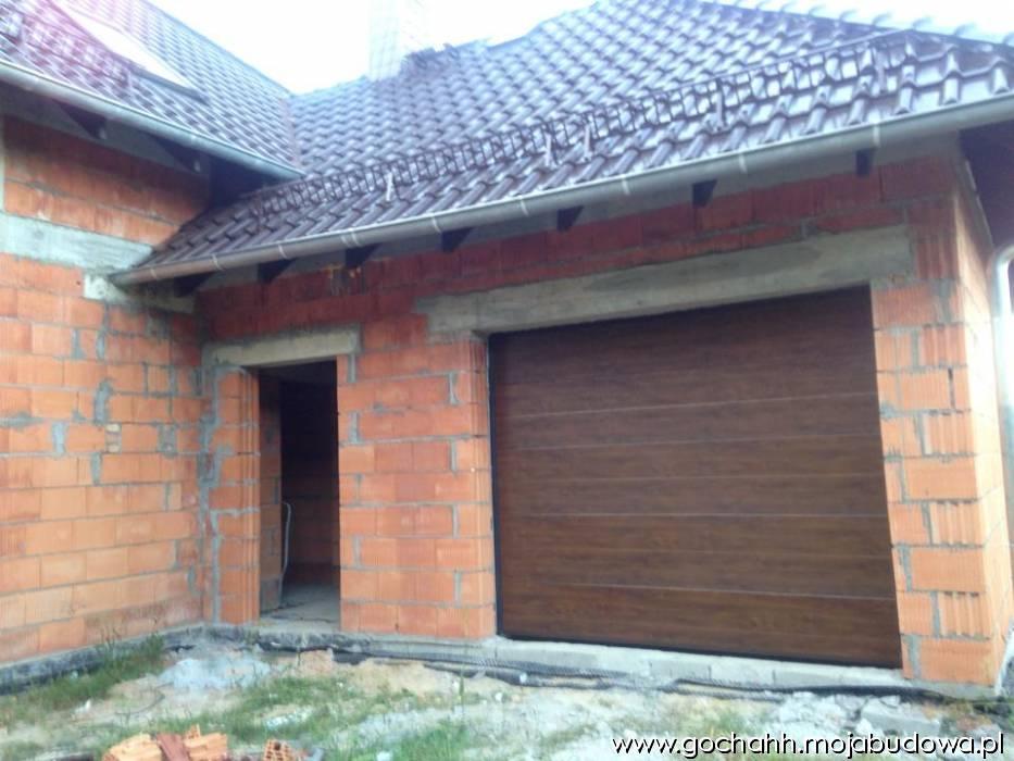 Zdjęcie do wpisu: z oknami, drzwiami do kotłowni i bramą garażową