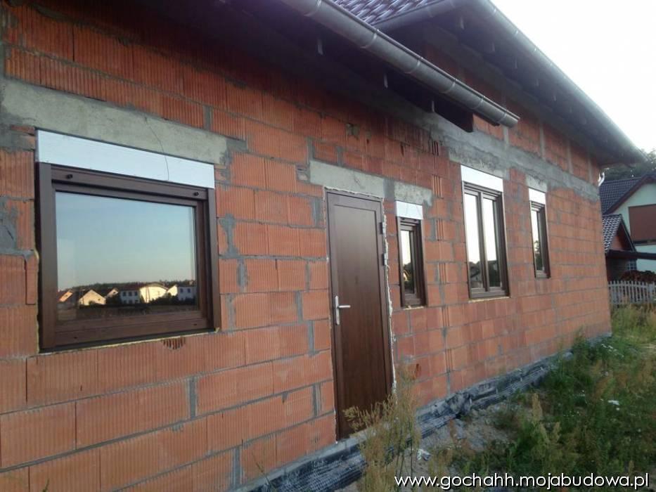 Zdjęcie do wpisu: z oknami, drzwiami do kotłowni i bramą garażową