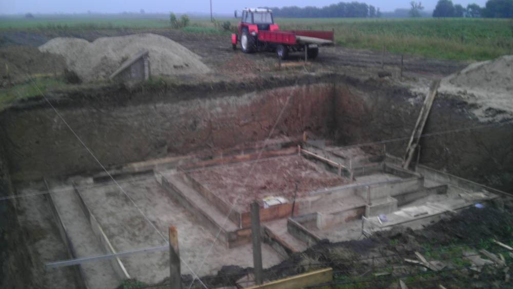 Zdjęcie do wpisu: Ławy fundamentowe prawie gotowe - beton b20