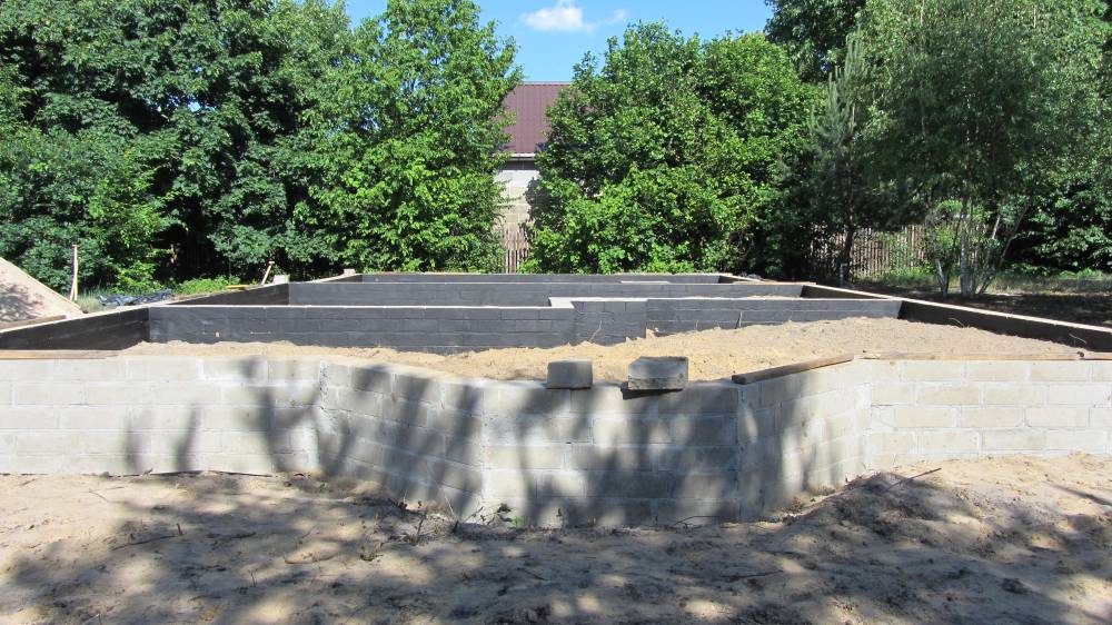 Zdjęcie do wpisu: Bloczki, studnia, płyta