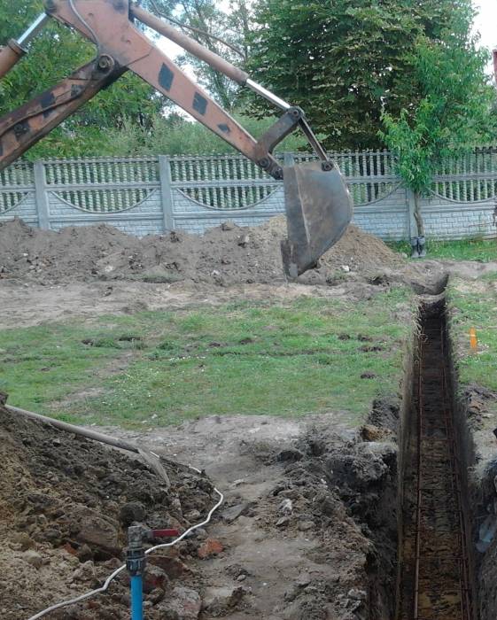 Kopanie fundamentów -Beliki już wpuszczone 