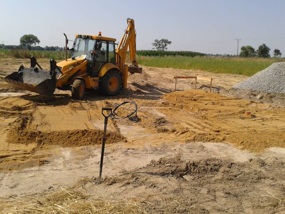 Zdjęcie do wpisu: Wytyczenie budynku, podłączenie się do prądu i kan