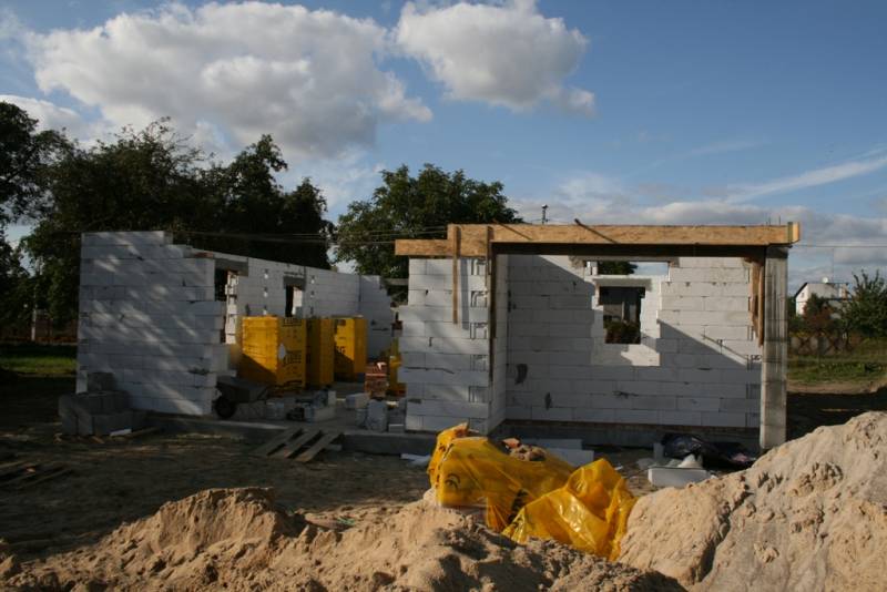 Zdjęcie do wpisu: Strop i poczatek scian szczytowych plus kolankowe