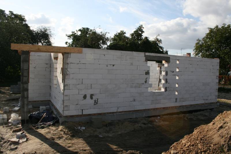 Zdjęcie do wpisu: Strop i poczatek scian szczytowych plus kolankowe