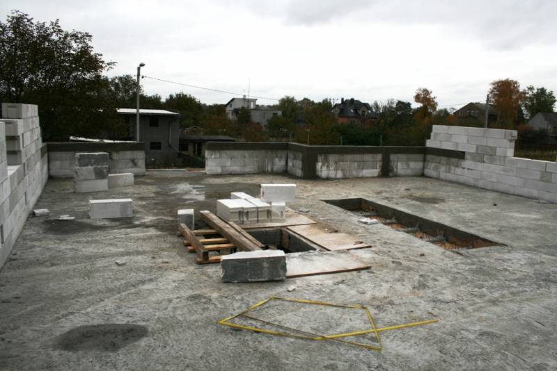 Zdjęcie do wpisu: Strop i poczatek scian szczytowych plus kolankowe