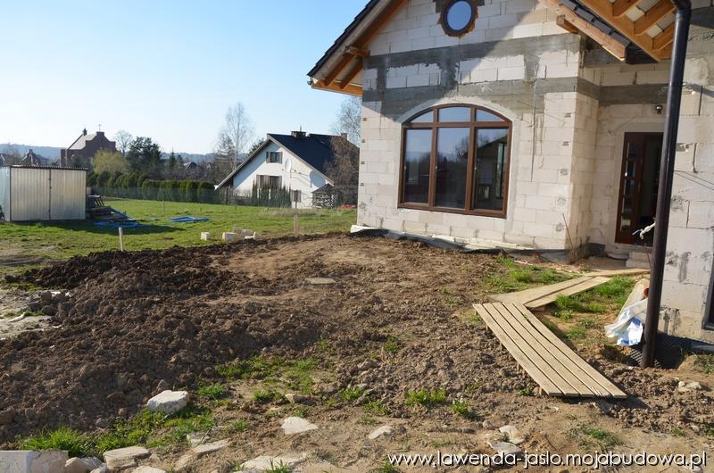 wyrównanie terenu ziemią przed Lawendą