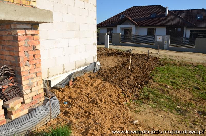 wyrównanie terenu ziemią przed Lawendą