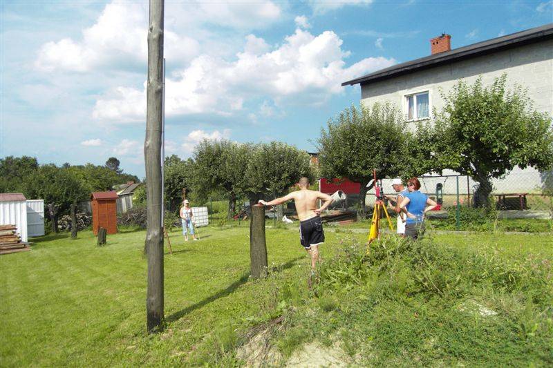 Zdjęcie do wpisu: 2009-07-30 Geodeta - wytyczanie budynku