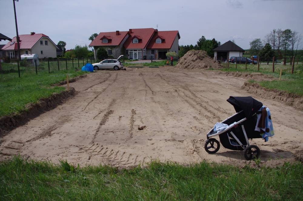 Tutaj widok od północy na wjazd na działkę