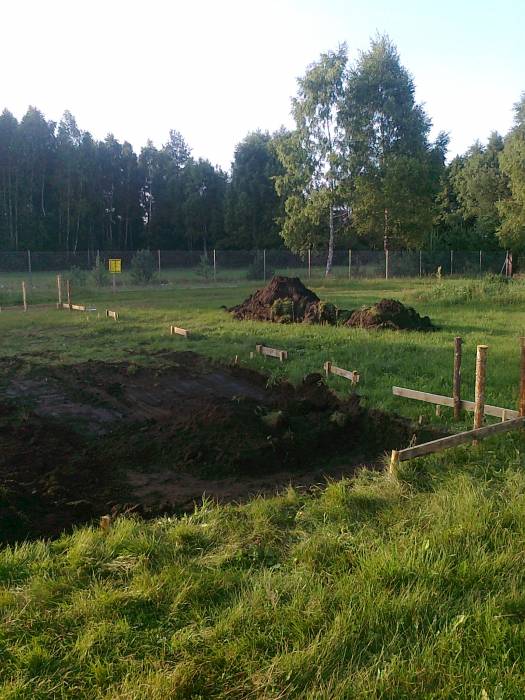 Zdjęcie do wpisu: Zaczeliśmy budowę w lipcu 2011 -wykopy pod ławy