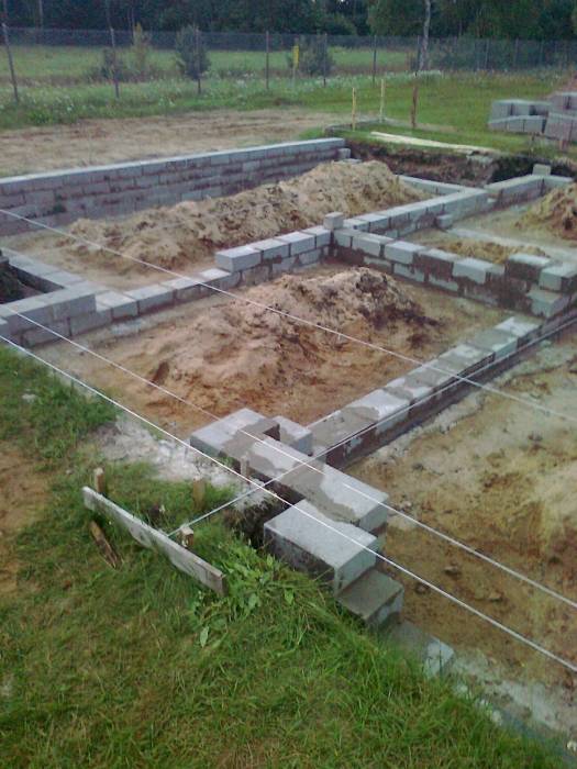 Zdjęcie do wpisu: murowanie ścian fundamentowych