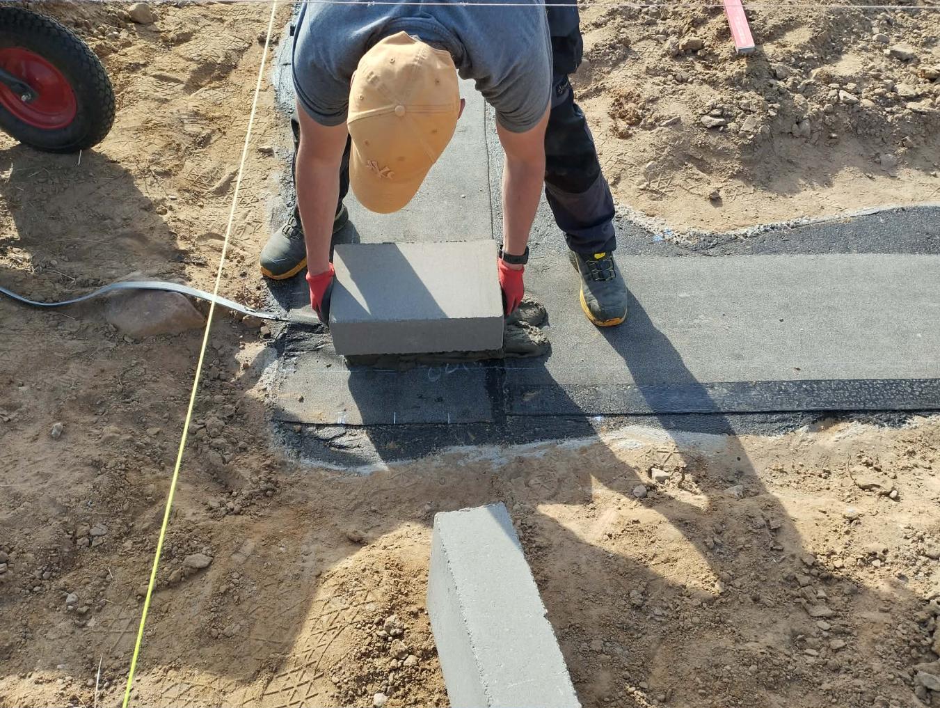 Zdjęcie do wpisu: Pierwsze cegły