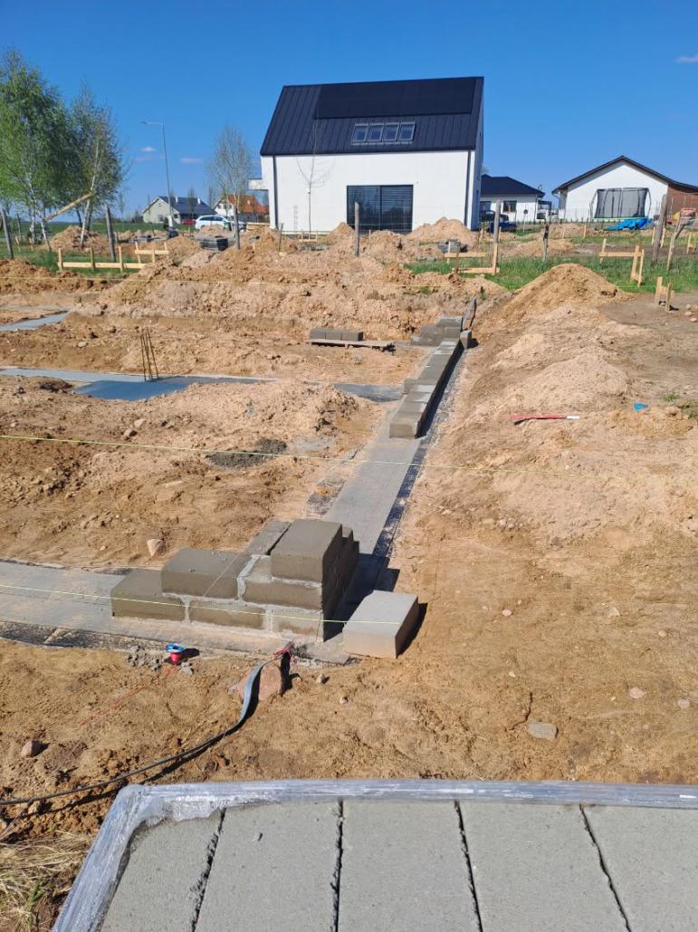 Zdjęcie do wpisu: Pierwsze cegły