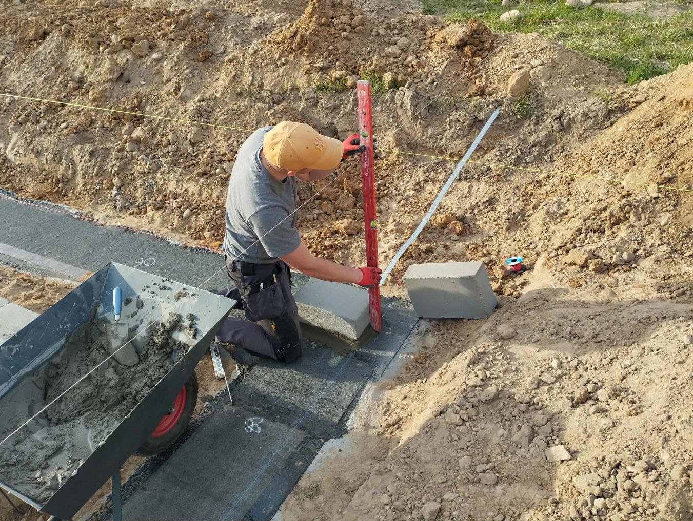 Zdjęcie do wpisu: Pierwsze cegły