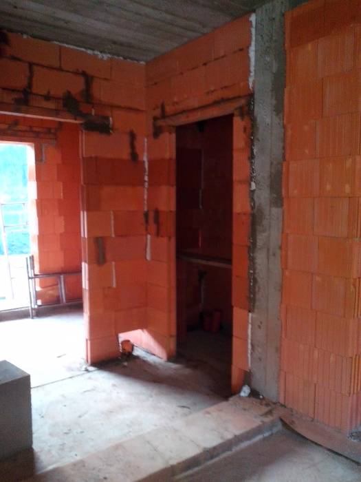 wejście do łazienki z salonu