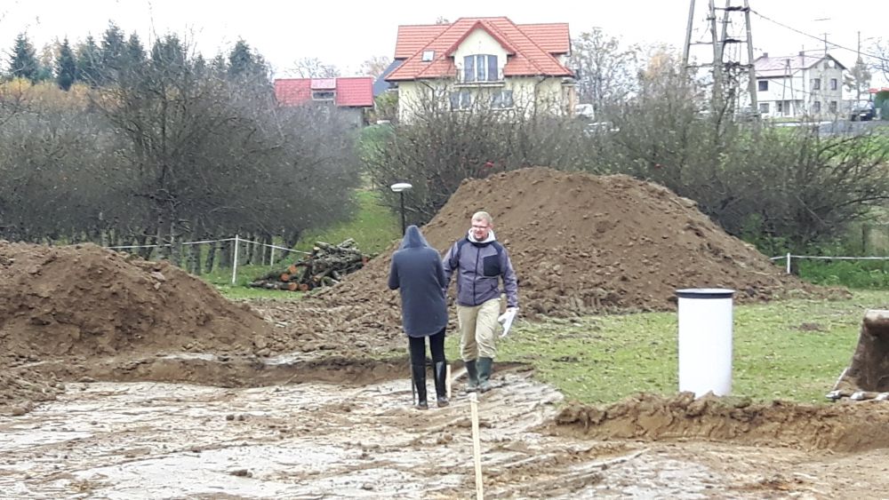 Geodeci podczas pracy.