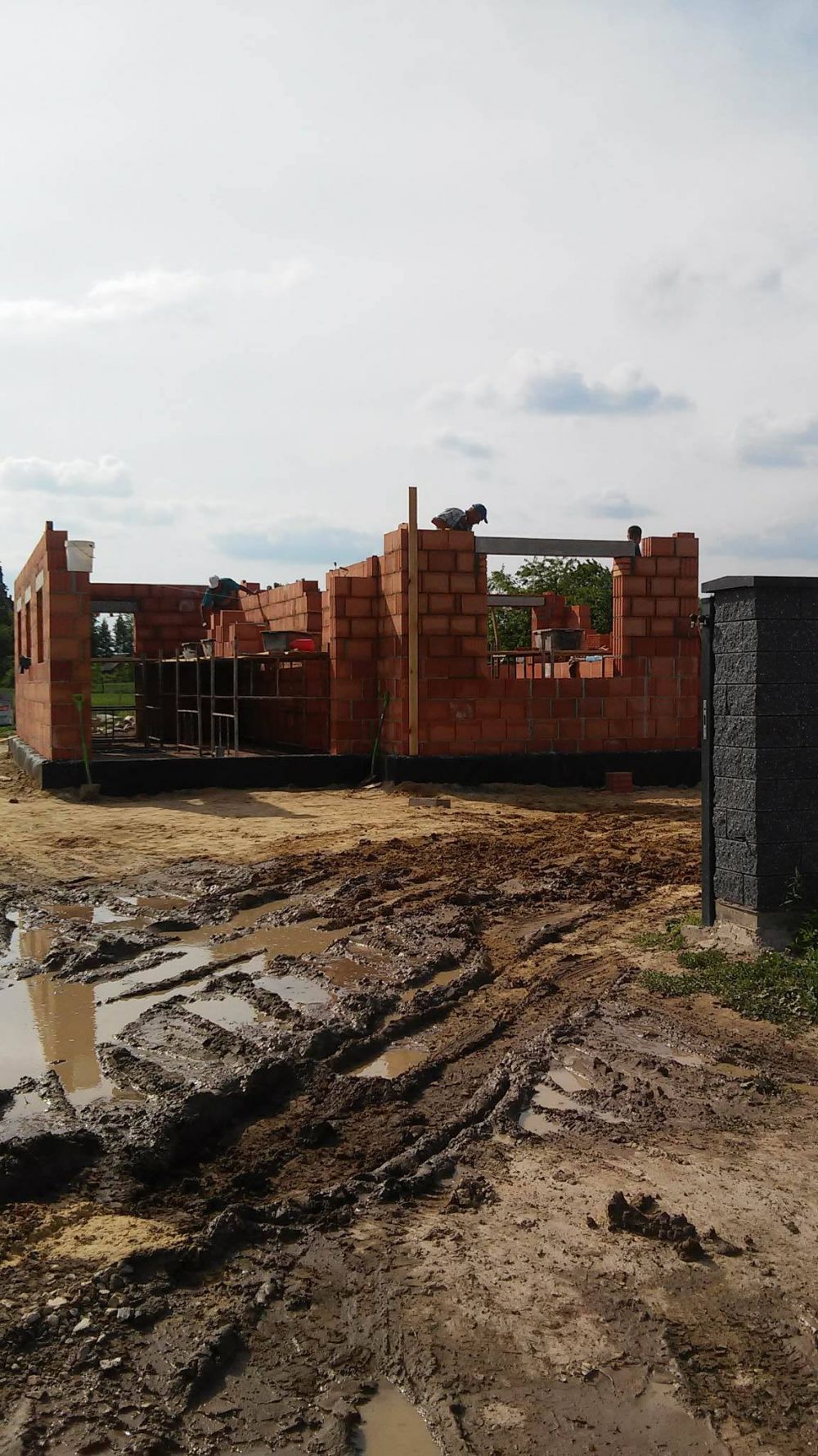 Zdjęcie do wpisu: Mury pniemy do góry