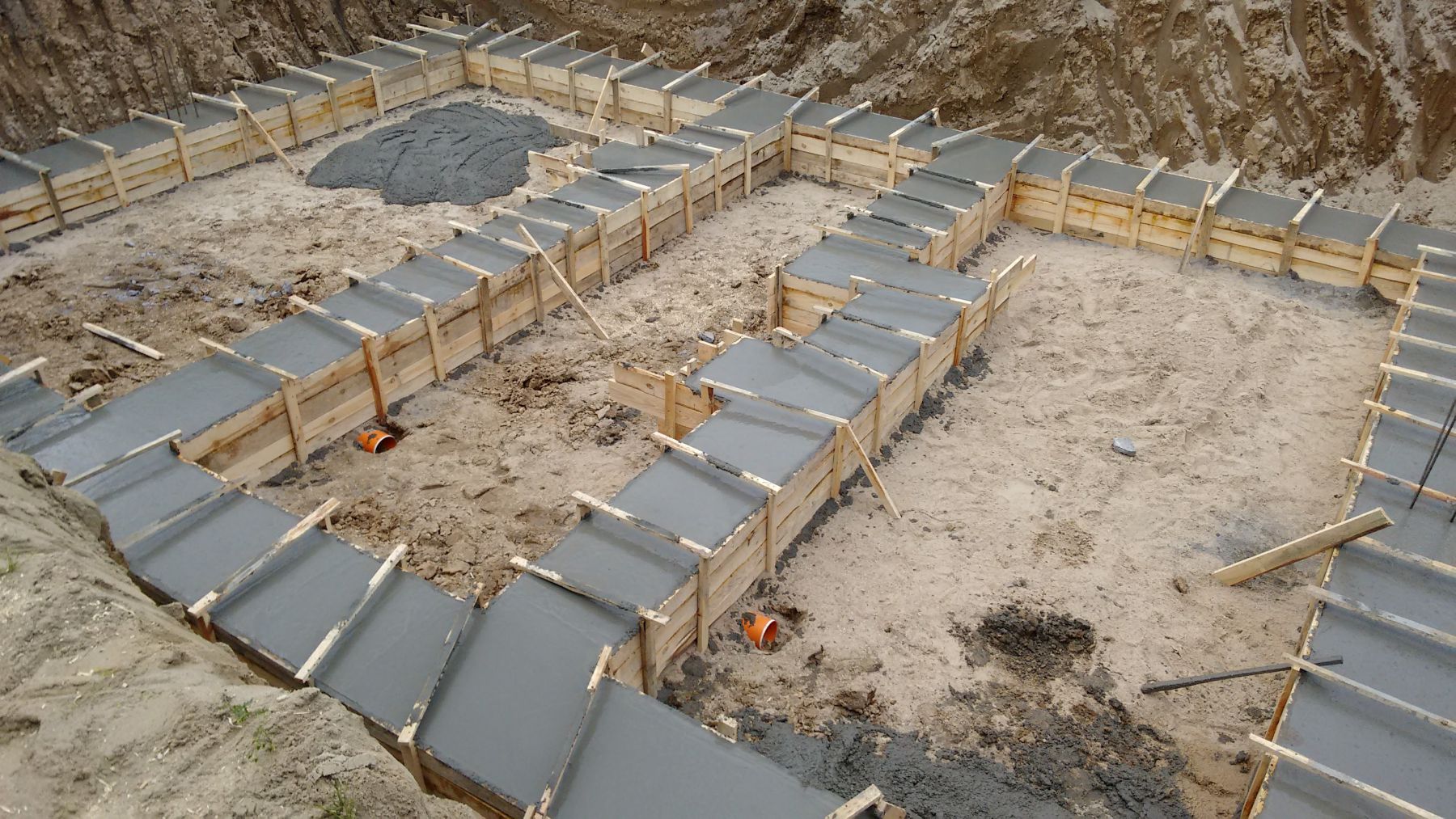 Zdjęcie do wpisu: szalunki i zbrojenia, zalewanie  - piwnica