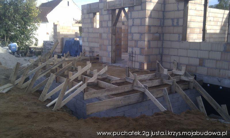 przygotowanie do zalania schodów wejściowych i tarasu