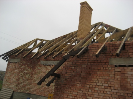 Zdjęcie do wpisu: Montaz dachu - krokwie juz gotowe