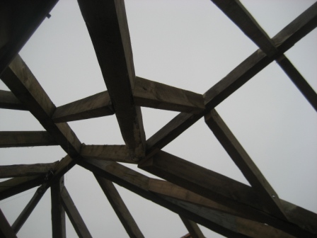 Zdjęcie do wpisu: Montaz dachu - krokwie juz gotowe