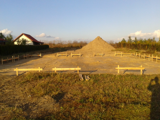 Zdjęcie do wpisu: Zebranie humusu , tyczenie osi ... wykopki :)