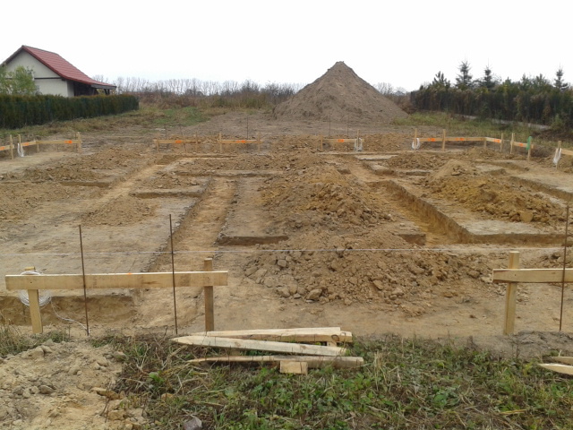 Zdjęcie do wpisu: Zebranie humusu , tyczenie osi ... wykopki :)