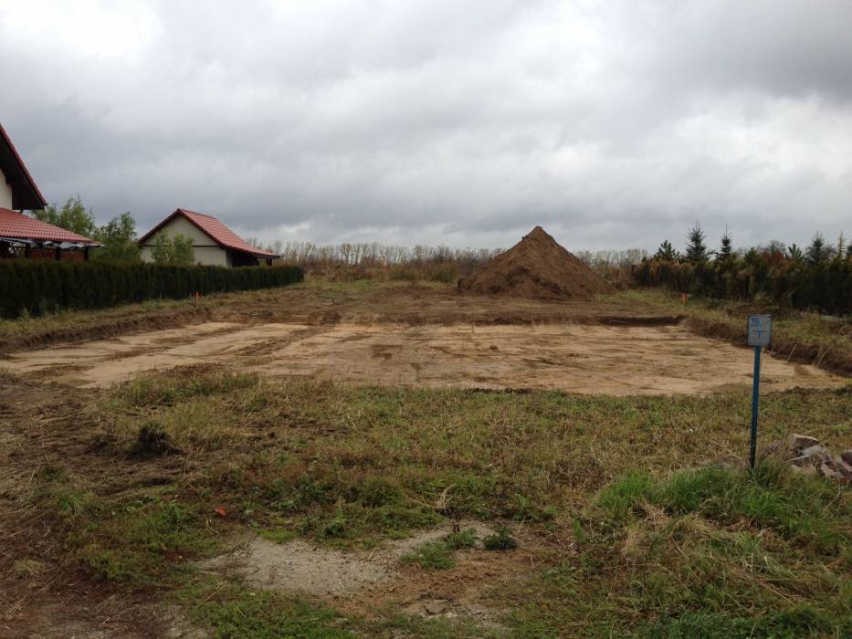 Zdjęcie do wpisu: Zebranie humusu , tyczenie osi ... wykopki :)